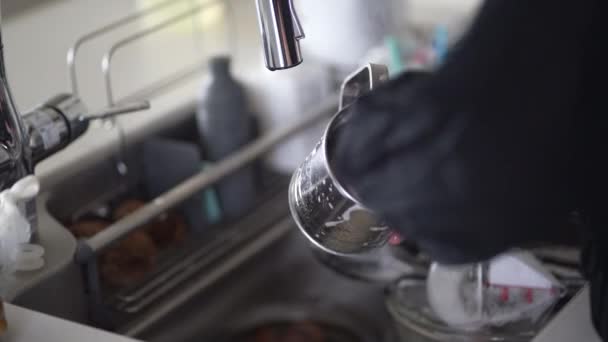 女性は調理器具を洗う — ストック動画