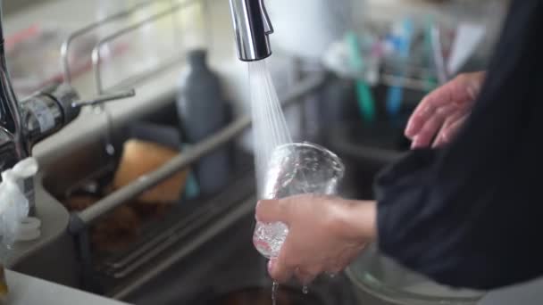 妇女清洗炊具 — 图库视频影像