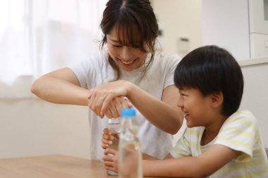 Ebeveynler ve çocuklar ramune içiyor.