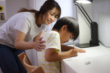 Ebeveyn ve çocuk resim günlüğü çiziyor