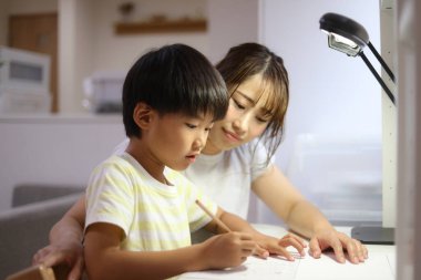 Ebeveyn ve çocuk resim günlüğü çiziyor