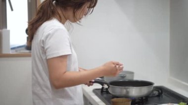 Kinshi tamago yapan bir kadın.