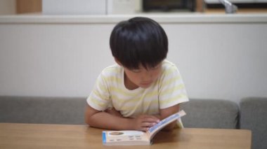 Çocuk kitap okuyor.