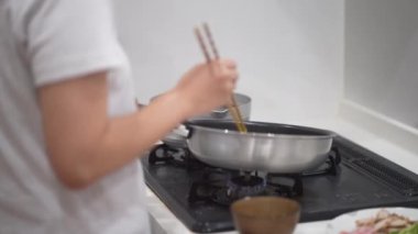 Kinshi tamago yapan bir kadın.