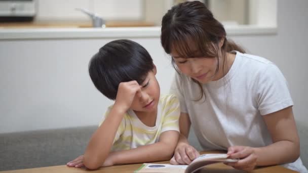 本を読んでいる親と子供は — ストック動画
