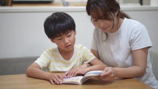 Rodzic Dziecko Czytający Książkę — Wideo stockowe