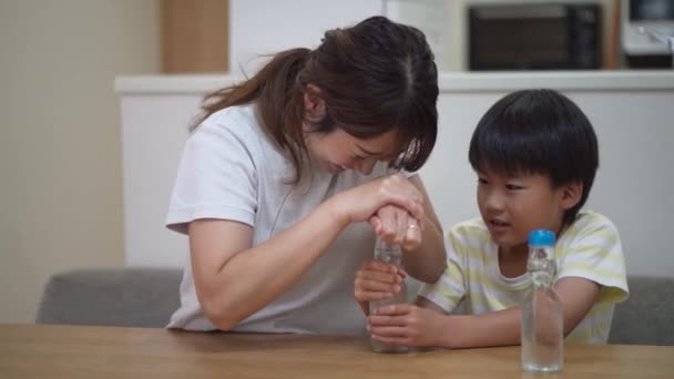 Szülők Gyerekek Üveggolyókat Dobálnak Egy Ramune Palackból — Stock videók