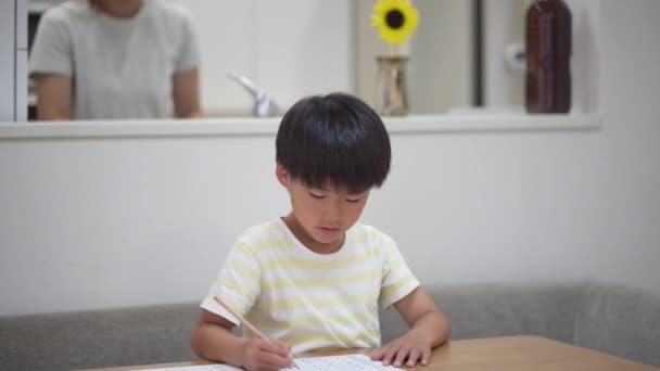 Çocuk Oturma Odasında Ders Çalışıyor — Stok video