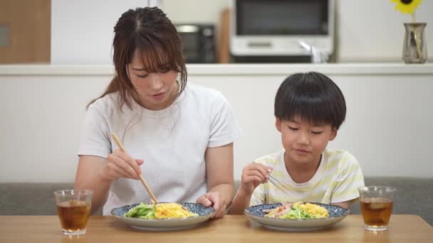 Eltern Und Kind Essen Gekühltes Chinesisches Essen — Stockvideo