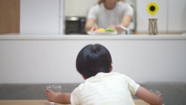Rodzic Dziecko Przygotowujący Posiłek — Wideo stockowe