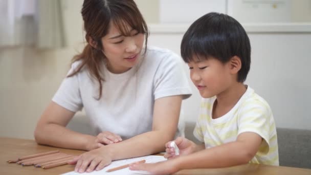 Eltern Und Kind Zeichnen Ein Bildtagebuch — Stockvideo