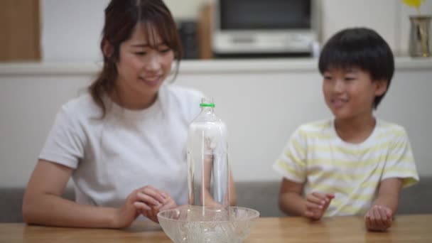 Föräldrar Och Barn Experimenterar Med Kolsyrade Drycker — Stockvideo