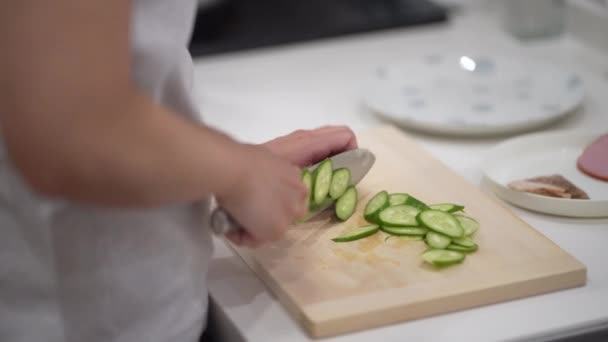 Eine Frau Schneidet Gurken Mit Einem Messer — Stockvideo