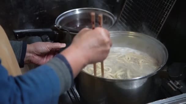 蕎麦麺を沸かした女性 — ストック動画