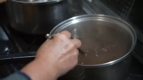 Uma Mulher Fazer Sopa Soba — Vídeo de Stock