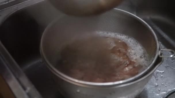 ボニートフレークでスープストックを作る女性 — ストック動画