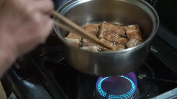 一个女人煮猪肚 — 图库视频影像