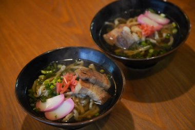 Buharlı el yapımı Okinawa sobası.