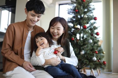 Ebeveynler ve çocuklar Noel ağacı birleştiriyor