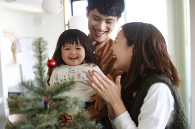 Ebeveynler ve çocuklar Noel ağacı birleştiriyor