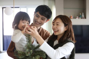 Ebeveynler ve çocuklar Noel ağacı birleştiriyor