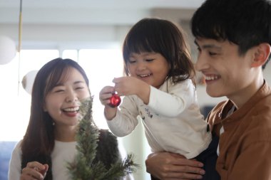 Ebeveynler ve çocuklar Noel ağacı birleştiriyor