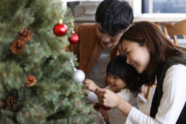 Ebeveynler ve çocuklar Noel ağacı birleştiriyor