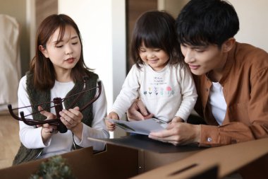 Ebeveynler ve çocuklar Noel ağacı birleştiriyor