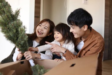 Ebeveynler ve çocuklar Noel ağacı birleştiriyor