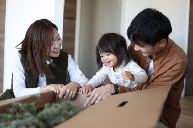 Ebeveynler ve çocuklar Noel ağacı birleştiriyor