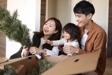 Ebeveynler ve çocuklar Noel ağacı birleştiriyor