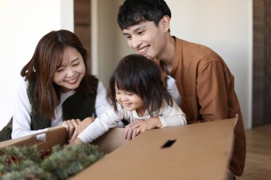 Ebeveynler ve çocuklar Noel ağacı birleştiriyor