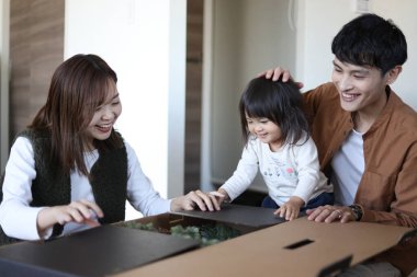 Ebeveynler ve çocuklar Noel ağacı birleştiriyor