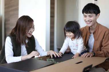 Ebeveynler ve çocuklar Noel ağacı birleştiriyor