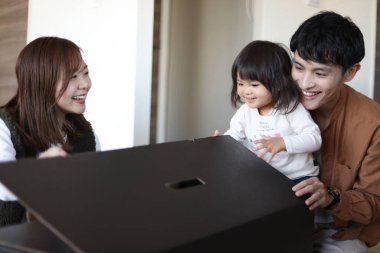 Ebeveynler ve çocuklar Noel ağacı birleştiriyor