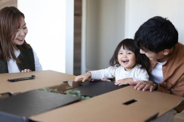 Ebeveynler ve çocuklar Noel ağacı birleştiriyor