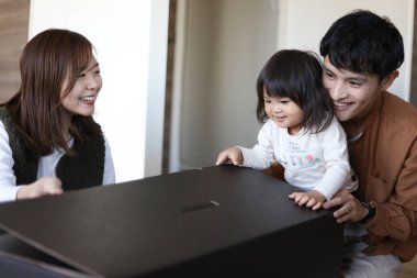 Ebeveynler ve çocuklar Noel ağacı birleştiriyor