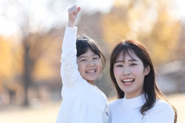 gülümseyen ebeveyn ve çocuk