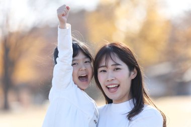 gülümseyen ebeveyn ve çocuk