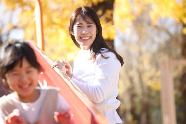 Kaydırakta ebeveynler ve çocuklar oynuyor