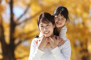 gülümseyen ebeveyn ve çocuk