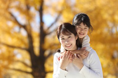 gülümseyen ebeveyn ve çocuk