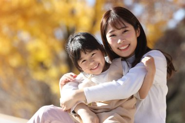 gülümseyen ebeveyn ve çocuk