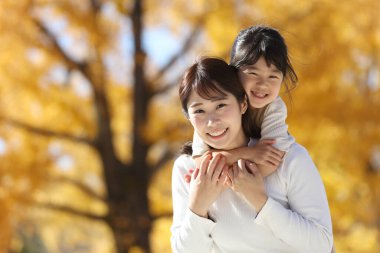 gülümseyen ebeveyn ve çocuk