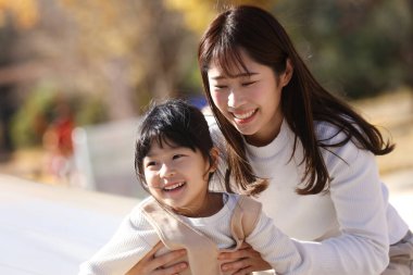 gülümseyen ebeveyn ve çocuk