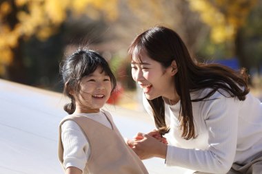 gülümseyen ebeveyn ve çocuk