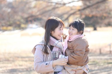 gülümseyen ebeveyn ve çocuk