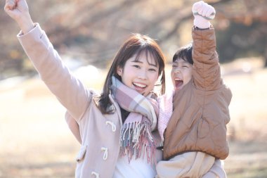 gülümseyen ebeveyn ve çocuk