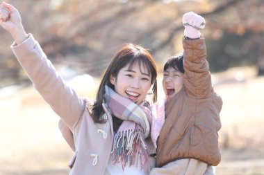 gülümseyen ebeveyn ve çocuk