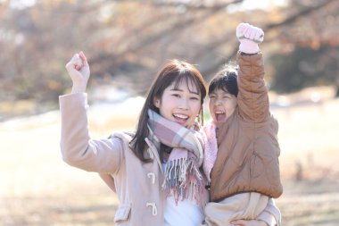 gülümseyen ebeveyn ve çocuk